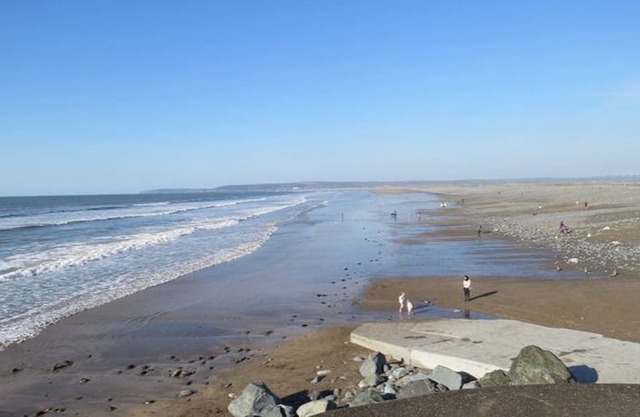 Family Holiday Home 3 Bed 2 Bath , Free WIFI, 10 minutes walk to the Beach