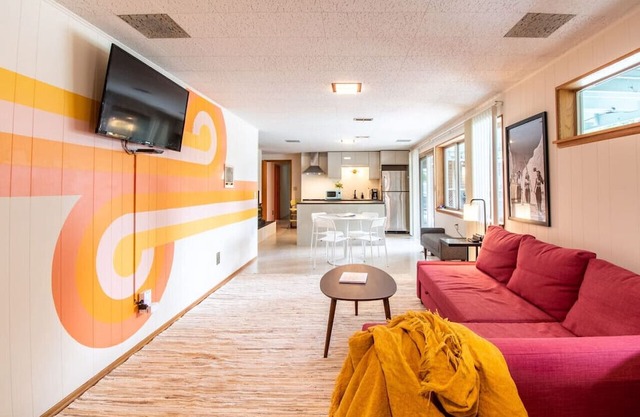 Basement Apartment w/Hot Tub & Bombshelter!