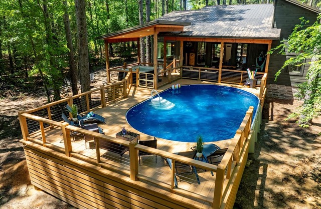 The Luxury Pines Retreat w/NEW Pool Heating Option*, Hot Tub ,Fire Pit Sleeps 8