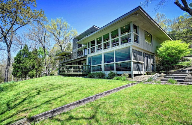 Spacious waterfront lake house located 40 mins from downtown Louisville, KY