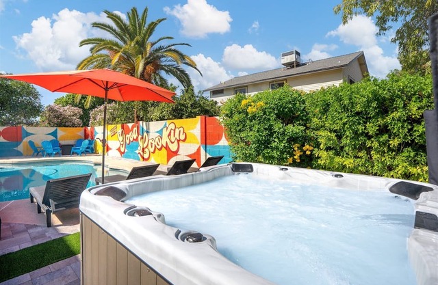 The Retro: Pool | Hot Tub | Basketball | Games