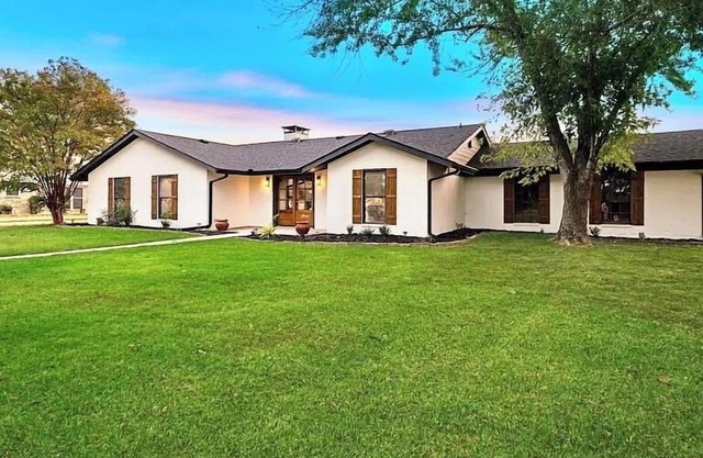 Spacious 3BR Family Friendly Retreat w/Sunroom & Office – Near Downtown Paris!