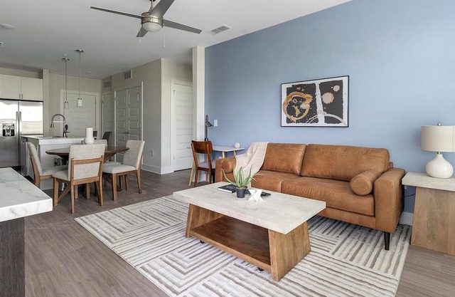 Landing | Chic 2BD, Gym