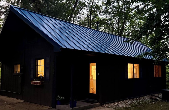 New Listing! Stylish Bungalow near Saugatuck