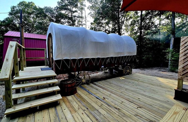 Beautiful Rustic Wagon with Modern Interior and Outdoor Hot Tub for a Unique Romantic Getaway near Lake O' the Pines, Texas