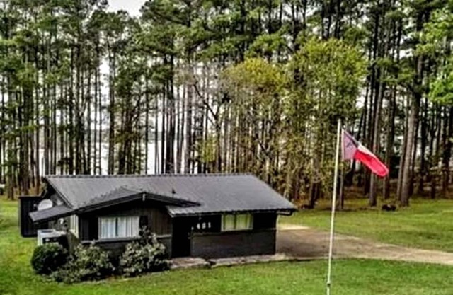 Rustic Lake Cottage with Fire Pit and Hot-Tub Great for Outdoor Lovers in Texas