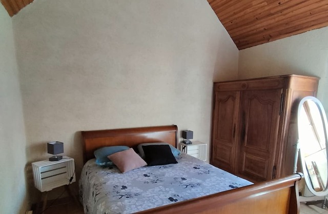 Country house, close to footpaths, 5km base de loisirs, 15mn Zoo