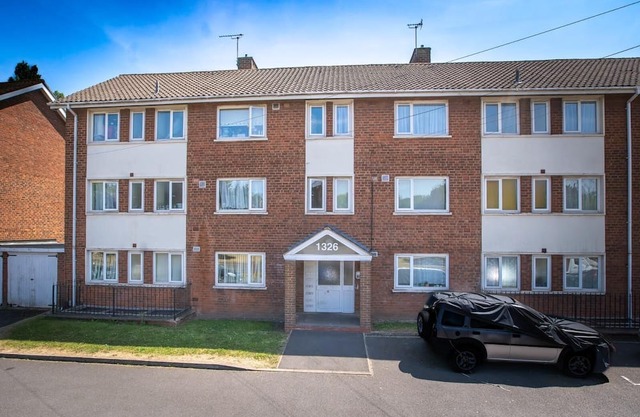 3 bedroom flat, 2 minutes drive to longbridge, Birmingham train station,