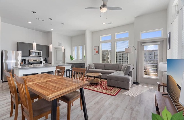 Luxury 2BD/2BA Next to Airport 8449