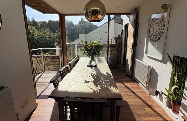 Country house for 8 Guests with parking, 10 minutes walk from Bath City Centre