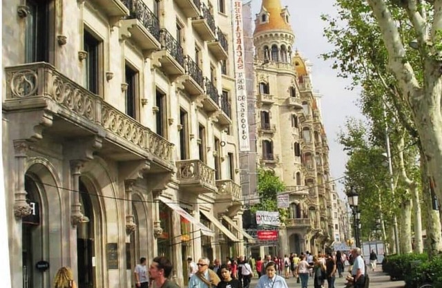Elegant 6-Bedroom Apartment on Passeig de Gràcia with Iconic Views