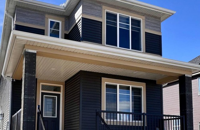 Bright, Spacious 3-Bedroom Getaway in SW Calgary - Your Home Away from Home!