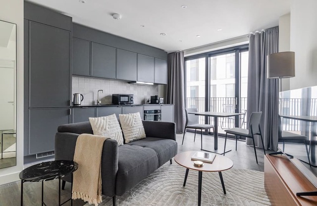 Blueground | Stratford, pool, nr Queen Elizabeth Park