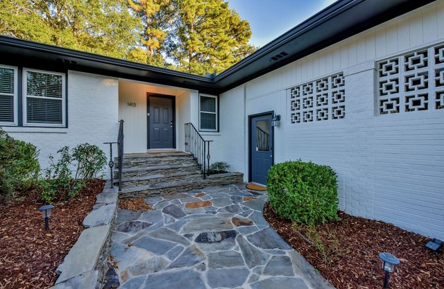 TuscaLodge: Close to Stadium, Big on Comfort!