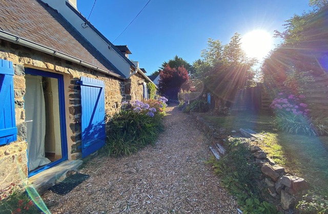 Breton stone house with garden in absolute nature, surf beaches, GR34