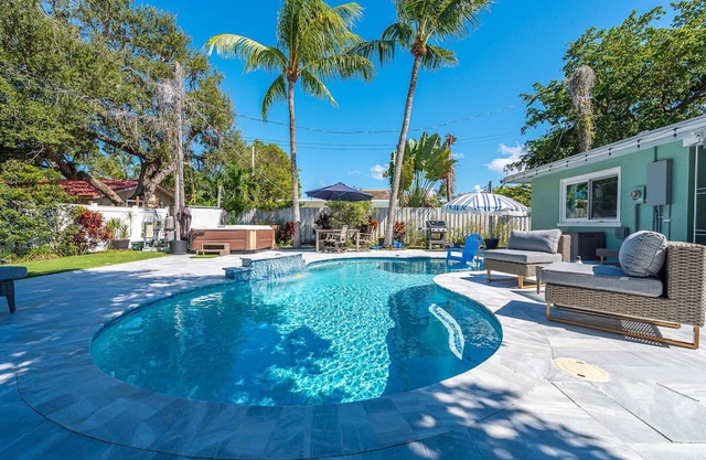 Relaxing Salt Pool & Spa, Walk to Key Lime House!