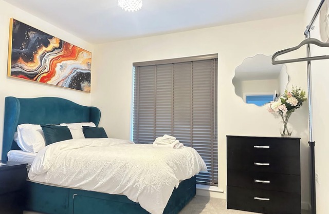 4 Bed House - Sleeps 7 - Pets - Parking - Wifi