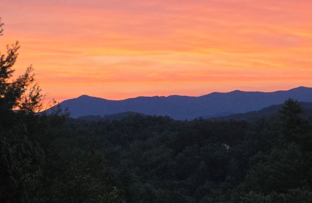 Beautiful Private Mountainview Spacious 4-bedroom house in charming Murphy