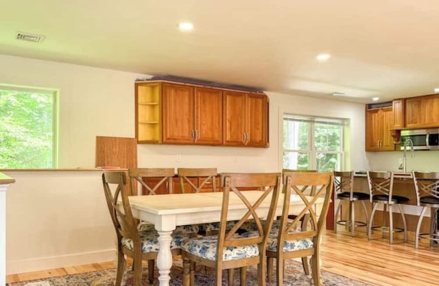 Hollis- Queen Beds-In-Unit Laundry-Peace and Quiet