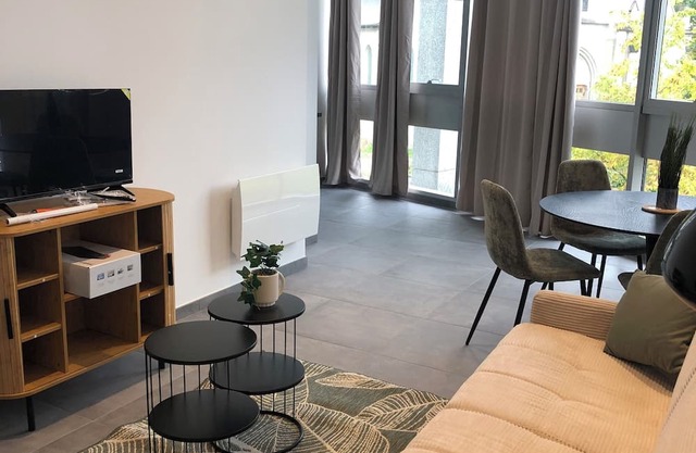 Attractive T1 apartment renovated to a very high standard, close to the town center and Geneva.