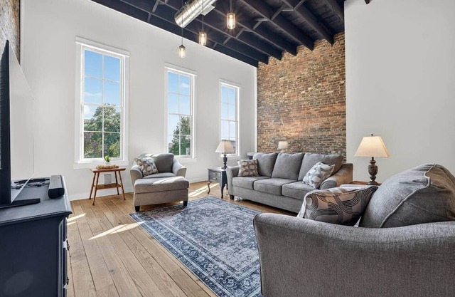 Downtown View. Walk to Shops & Eats.