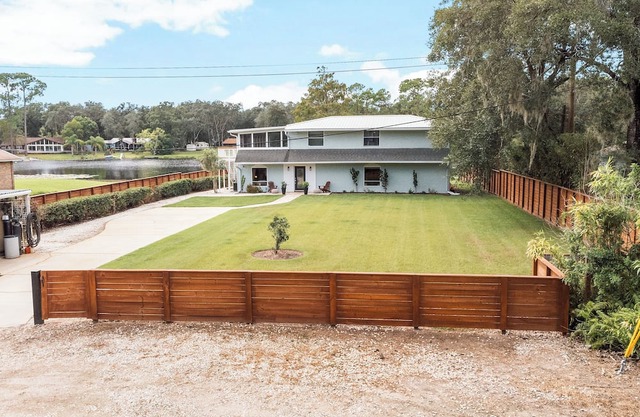 Lakefront Getaway 10 minutes from downtown Deland