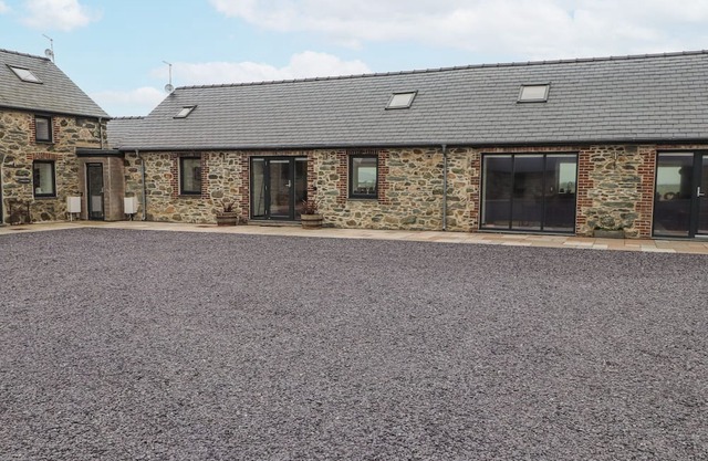 2 TREM Y MOR, family friendly, with hot tub in Llanfachraeth