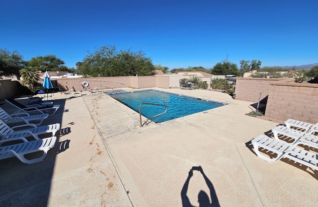 2-bedroom condo in peaceful Green Valley with AC, Pool and Hot Tub. Parking