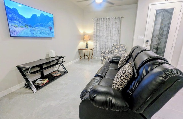 Modern 2BR/2BA + Office Home Walk to Red Hawk Golf Club, Near NMSU & White Sands