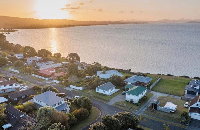 Spacious 5-bedroom house in delightful One Tree Point