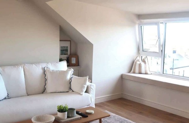 Bright Coastal Retreat – Stunning Sea Views