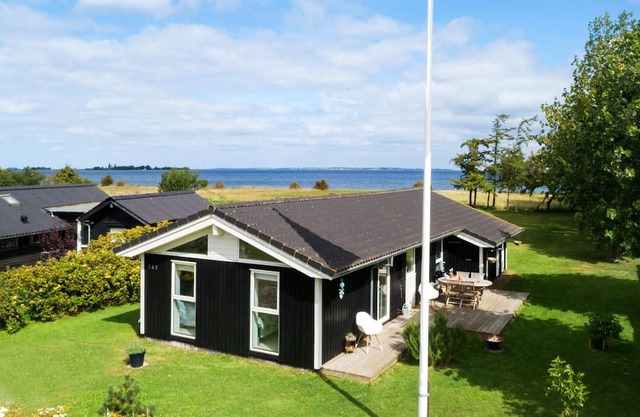 Lovely home in Askø with WiFi