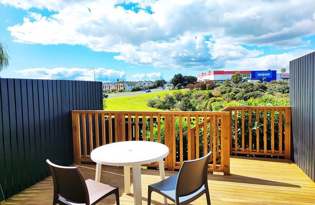 New Townhouse with VIEW - Walking to Botany Center