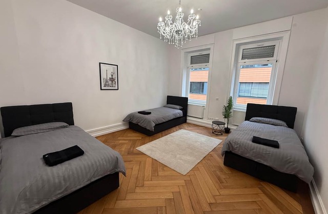 Offenbach 200m2 10 persons O1
