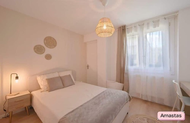Offers a room in an apartment