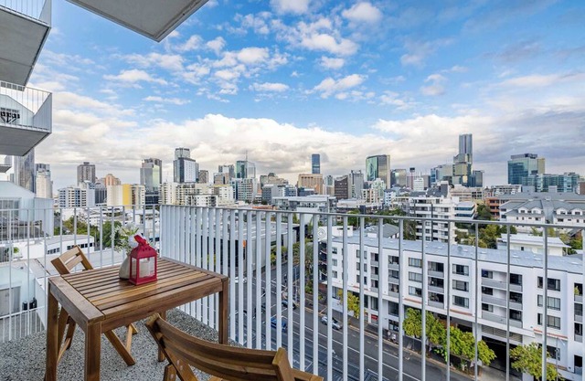 Bright & Airy 2BR Walk to Shops & Cafes, Amenities