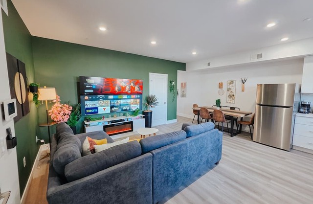 Garage Parking/King Bed/85" TV/Massage Chair