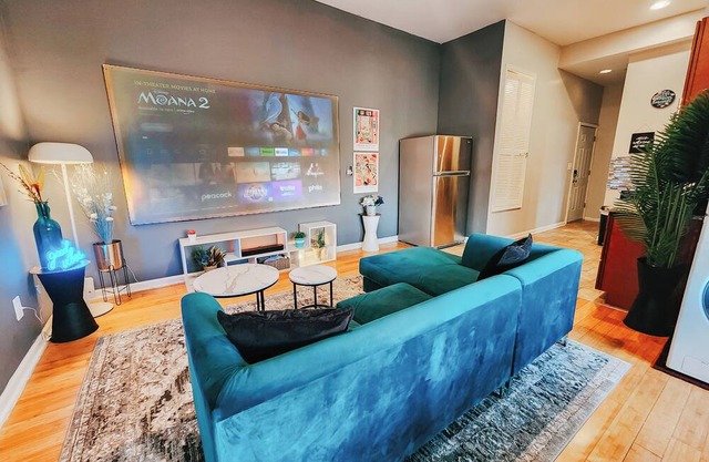 GoodVibes/King Bed/120" Projector/W/D