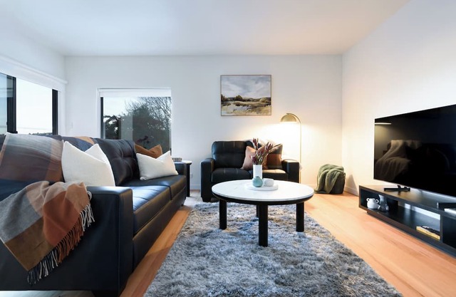 Elegant City-Edge Home Near Launceston Hospital