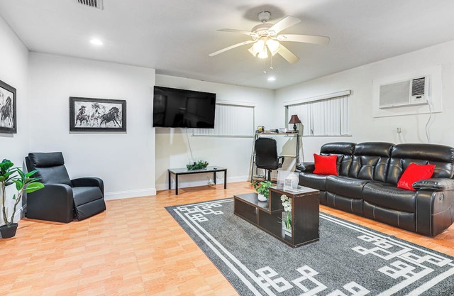 3 Mi to Hard Rock Stadium: Cozy Home w/Patio
