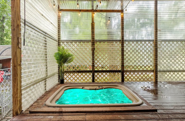 Saltwater pool, hot tub, and trampoline ! 4 beds! Baby crib!