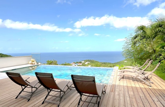 Villa Manitou, sea view and Bali stone swimming pool