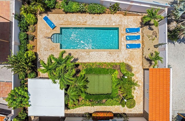 3-bedroom villa in delightful Noord with AC