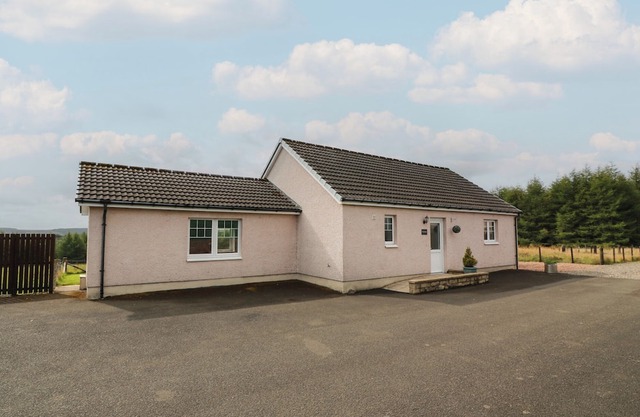 THE DAIRY, family friendly, with hot tub in Caldercruix