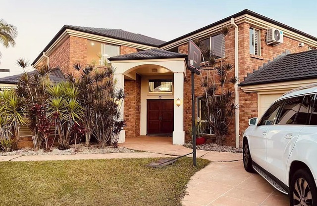 Spacious 5-bedroom house in lovely Carindale with AC