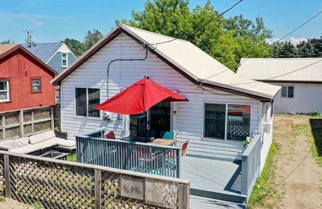 Remi-Loo's Bay Escape: Cottage in Sunset Bay