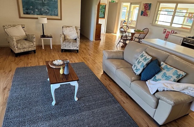 Lorn Farm Stay 30 minutes to Hunter Valley wineries & wide open spaces.
