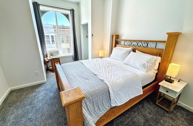 1103 #306 Modern Apartment by Farmers Market