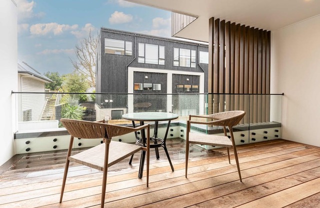 Lux 4B Holiday House in Greenlane - ASBshowgrounds