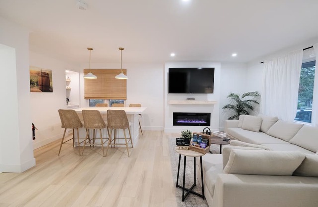 Retreat by the Vineyard |Panoramic Sauna |Hot Tub |EV Charger